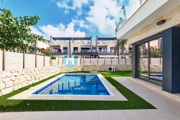 Chalet pareado en calle Flor de Pascua