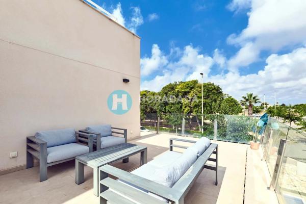 Chalet pareado en calle Flor de Pascua