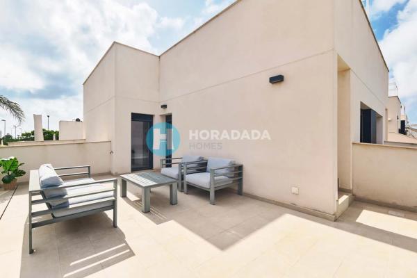 Chalet pareado en calle Flor de Pascua