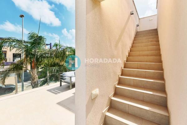 Chalet pareado en calle Flor de Pascua