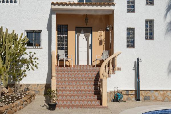 Casa independiente en calle Mimosa