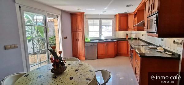 Chalet pareado en calle Magallanes