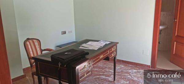 Chalet pareado en calle Magallanes