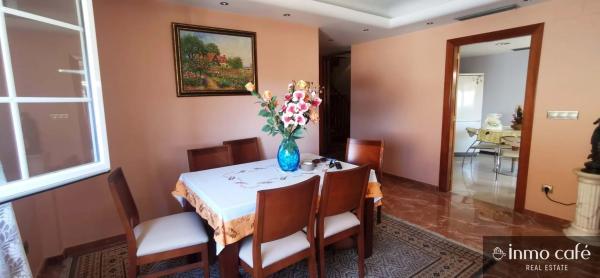 Chalet pareado en calle Magallanes