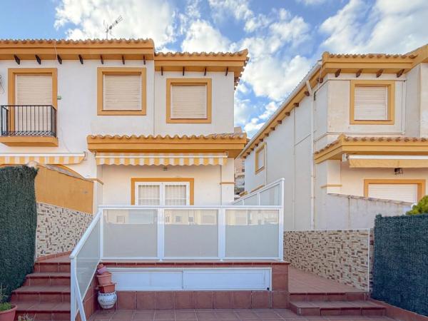 Chalet adosado en Urbanización Cabo Verde