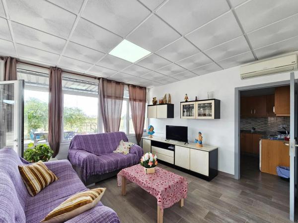 Casa independiente en Saladas, 1042