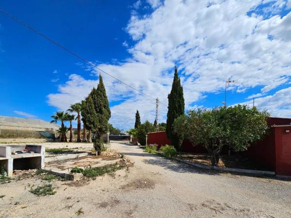 Casa independiente en Saladas, 1042