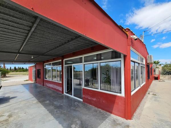 Casa independiente en Saladas, 1042