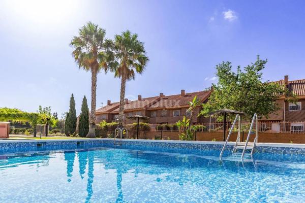 Chalet adosado en avenida Novelda