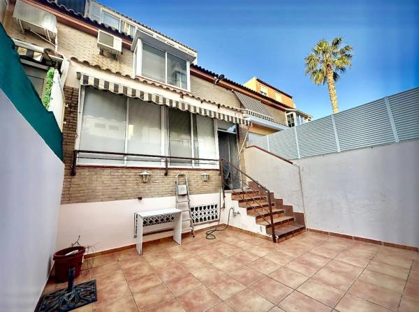 Chalet adosado en calle Trident