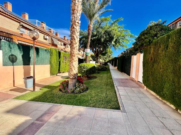 Chalet adosado en calle Trident