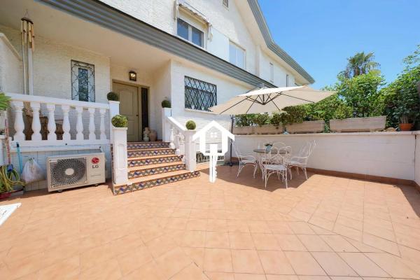 Chalet pareado en avenida Pintor Pérez Gil