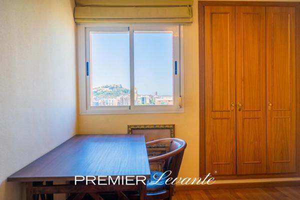 Piso en avenida Pintor Xavier Soler, 24