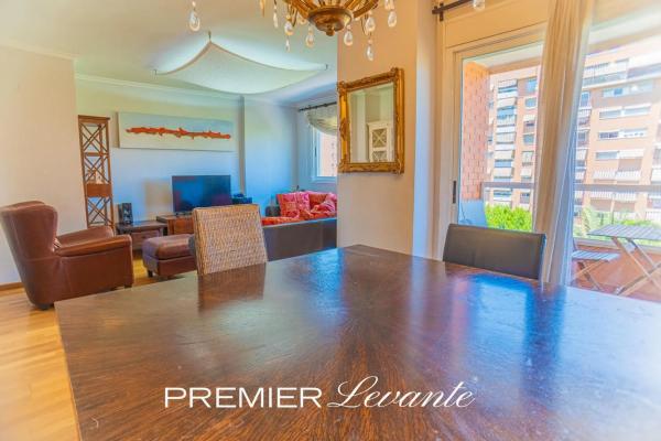 Piso en avenida Pintor Xavier Soler, 24