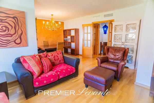 Piso en avenida Pintor Xavier Soler, 24