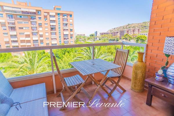 Piso en avenida Pintor Xavier Soler, 24