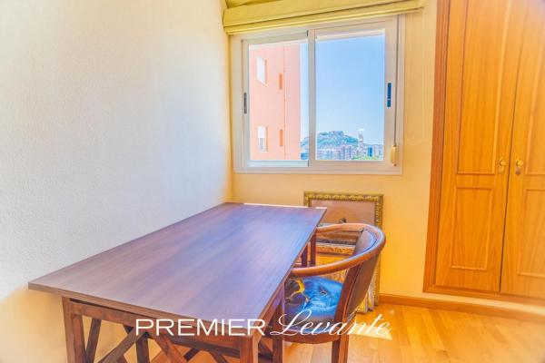 Piso en avenida Pintor Xavier Soler, 24