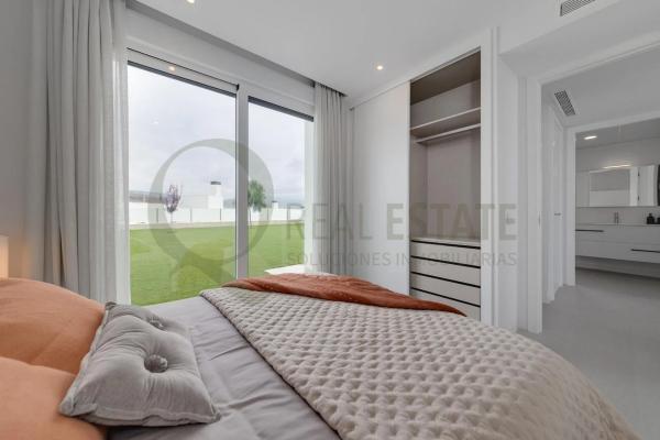 Casa independiente en calle Salvador y Vicente Perez Lledo