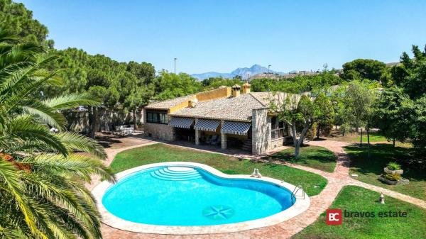 Casa independiente en calle Enric Arnaud