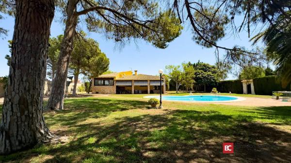 Casa independiente en calle Enric Arnaud