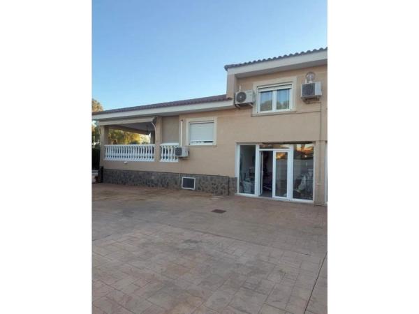 Casa independiente en calle Avellano, 8 -16