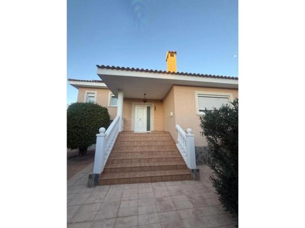 Casa independiente en calle Avellano, 8 -16