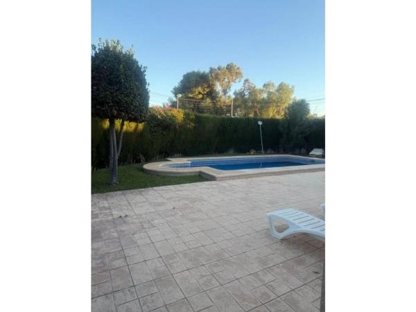 Casa independiente en calle Avellano, 8 -16