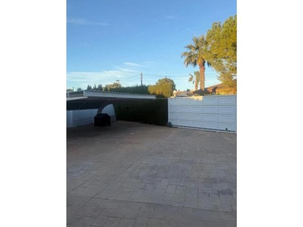 Casa independiente en calle Avellano, 8 -16