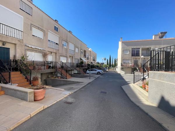 Chalet pareado en calle la Carrasqueta