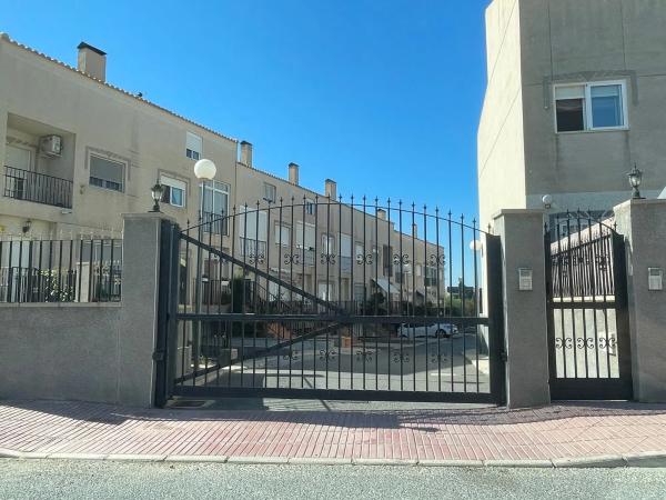 Chalet pareado en calle la Carrasqueta