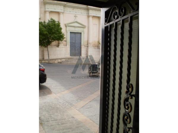 Caserón en plaza l'Església