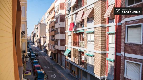 Se alquila piso de 2 habitaciones en Cabanyal-Canyamelar.