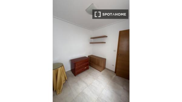 Piso de 2 dormitorios en alquiler en Elche.