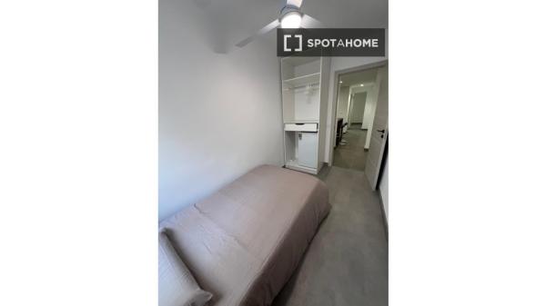 Se alquila habitación en piso compartido de 5 habitaciones, Alicante