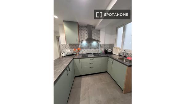 Se alquila habitación en piso compartido de 5 habitaciones, Alicante