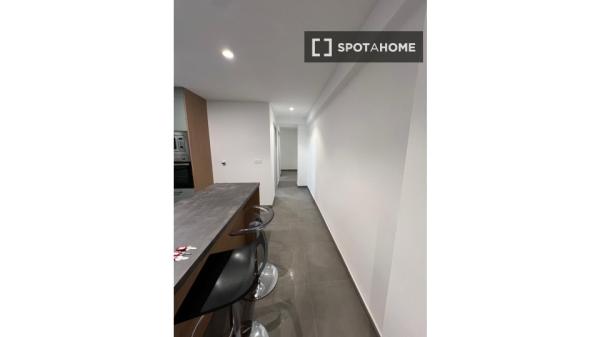 Se alquila habitación en piso compartido de 5 habitaciones, Alicante