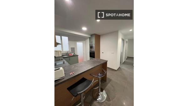 Se alquila habitación en piso compartido de 5 habitaciones, Alicante