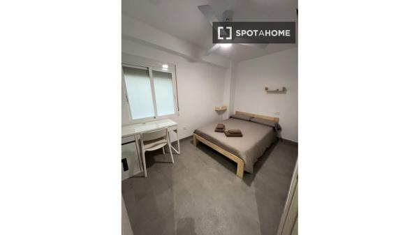 Se alquila habitación en piso compartido de 5 habitaciones, Alicante