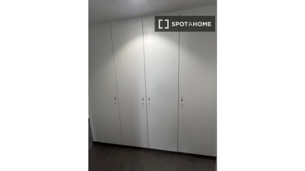 Se alquila habitación en piso compartido de 5 habitaciones, Alicante