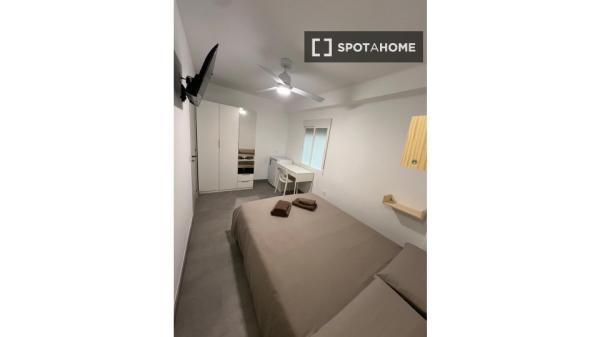 Se alquila habitación en piso compartido de 5 habitaciones, Alicante