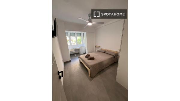 Se alquila habitación en piso compartido de 5 habitaciones, Alicante