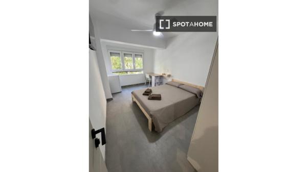 Se alquila habitación en piso compartido de 5 habitaciones, Alicante