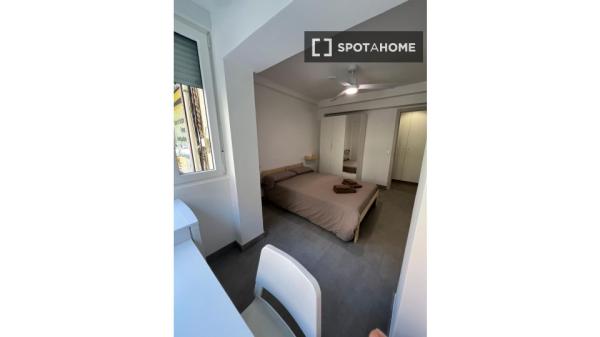 Se alquila habitación en piso compartido de 5 habitaciones, Alicante