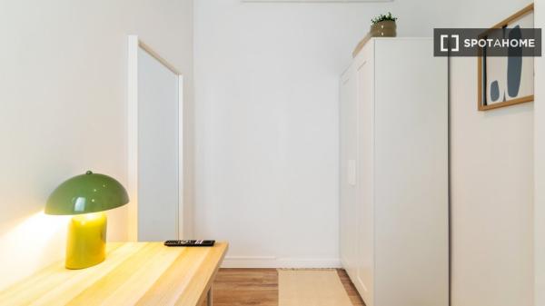 Habitación en piso compartido en barcelona.