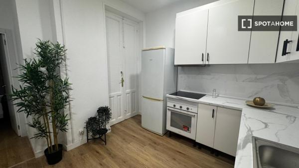 Piso de 5 habitaciones en alquiler en Trafalgar, Madrid