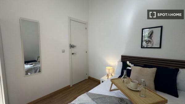 Piso de 5 habitaciones en alquiler en Trafalgar, Madrid