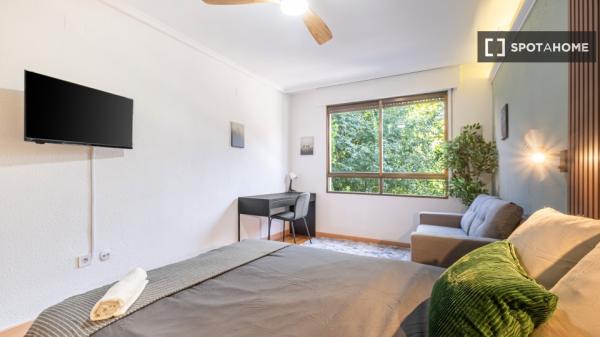 Habitación en piso compartido de 6 habitaciones en Alicante.