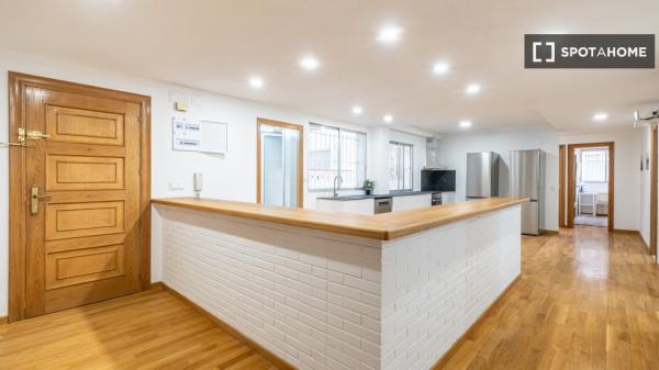 Habitación en piso compartido de 6 habitaciones en Alicante.