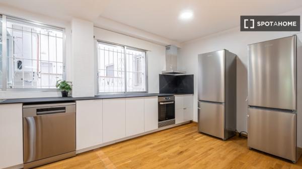 Habitación en piso compartido de 6 habitaciones en Alicante.