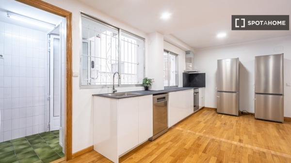 Habitación en piso compartido de 6 habitaciones en Alicante.